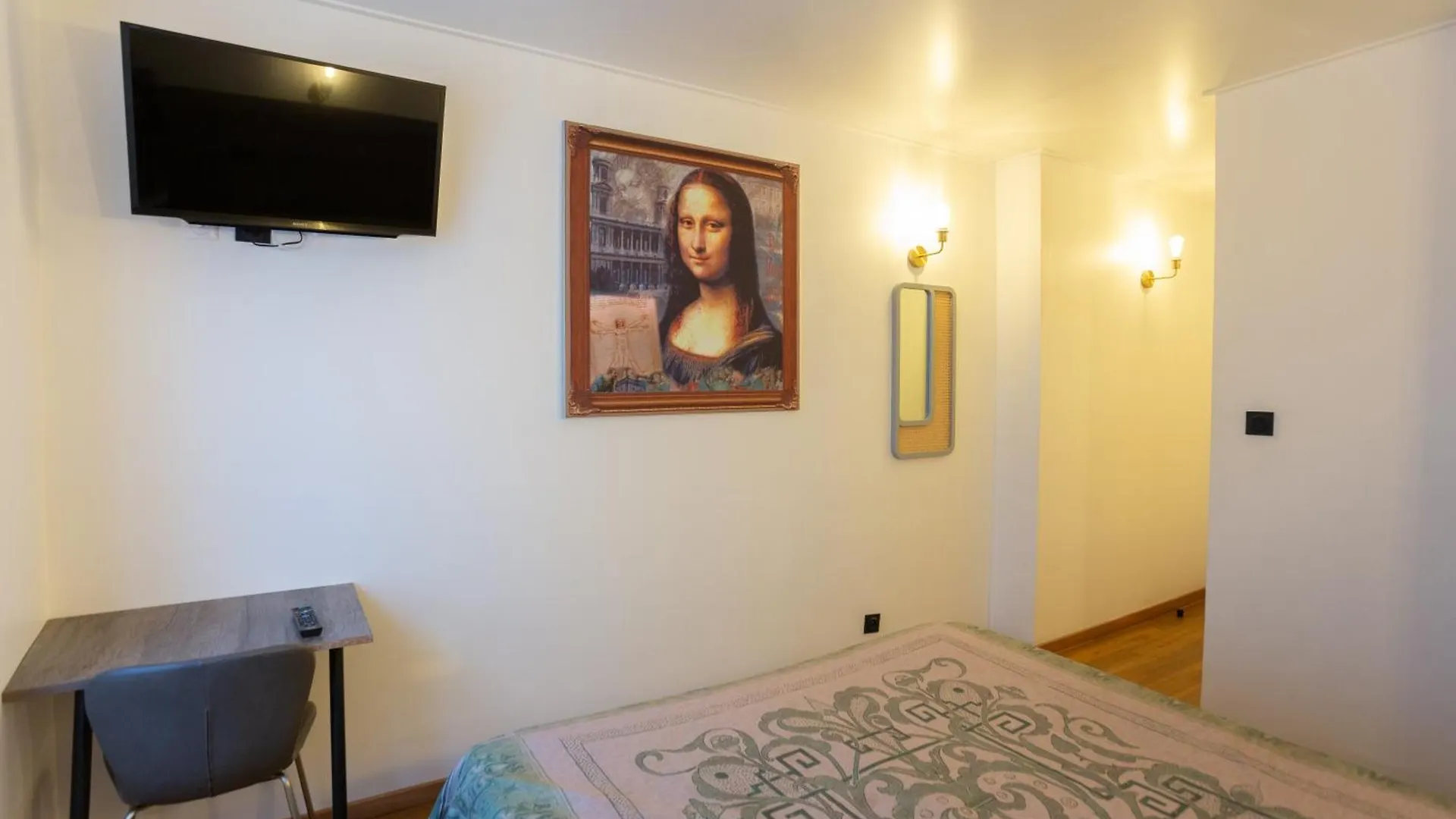 Hotell Leonard De Vinci 75011 2*